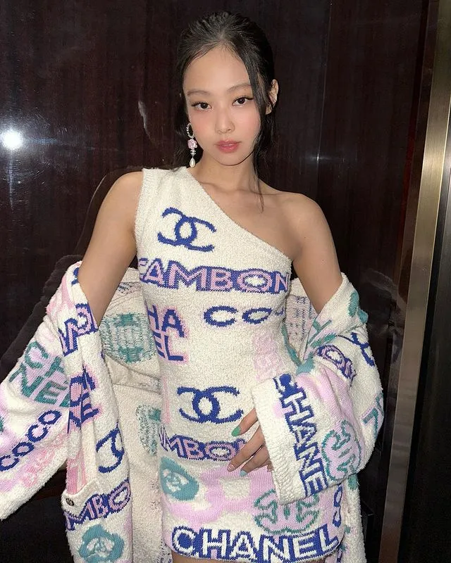 韓團BLACKPINK成員Jennie在出席10月香奈兒巴黎大秀時，也搶先穿上2023度假系列洋裝現身。翻攝jennierubyjane IG