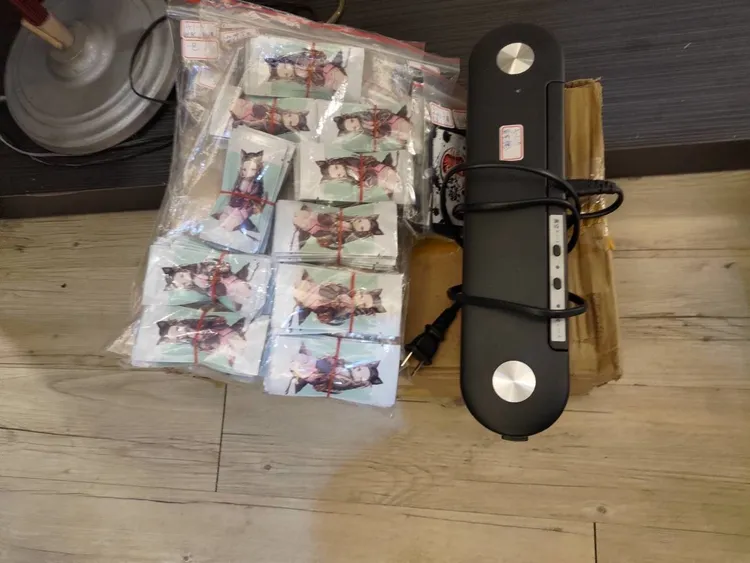 警方查獲查獲日本漫畫《鬼滅之刃》女主角「禰豆子」包裝之毒品咖啡包及封口機。翻攝畫面