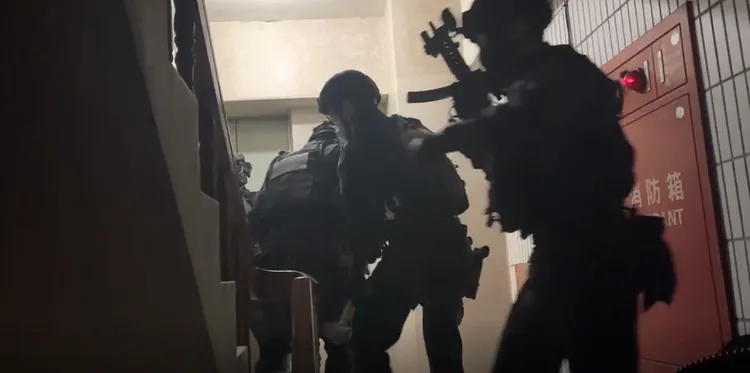 警方攻堅。翻攝畫面