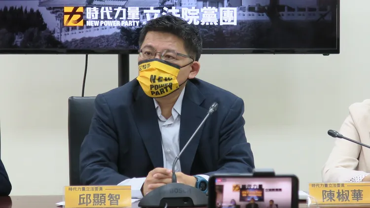 邱顯智指出，故宮文物的提取紀錄、保管日誌、修復紀錄等亟需數位化。施智齡攝