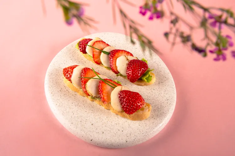 下午茶包含草莓主題鹹點，像是特選生食等級的北海道干貝炙烤切片與新鮮草莓層層堆疊，創造鹹甜交織的「北海道干貝酪梨草莓酥餅」。業者提供