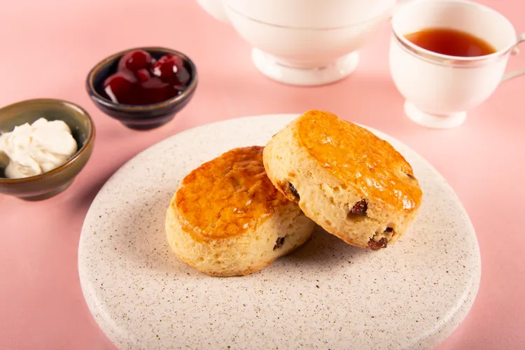 司康幾乎是下午茶點心必備款，經典「英式草莓乾丁司康」，麵糰揉入乾燥草莓碎粒，搭配手工草莓醬或酸奶抹醬，口齒留香。業者提供