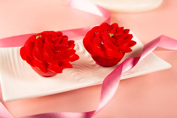 台北萬豪「草莓狂想曲」下午茶饗宴，夢幻必嘗的「柚子草莓蛋糕」，是豔紅的玫瑰造型。業者提供