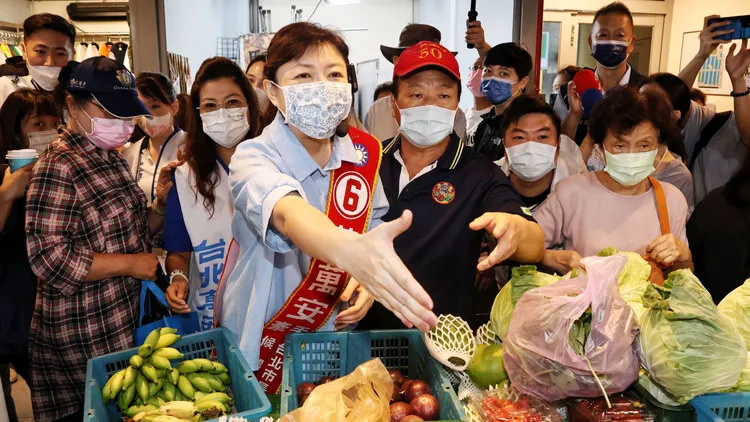 蔣萬安妻子石舫亘，挺著6月孕肚在最後時刻替夫拜票。葉志明攝