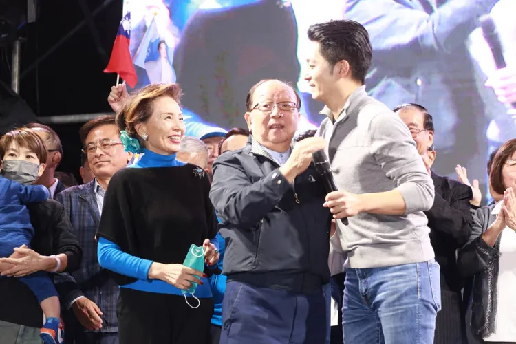 勝選這一刻，蔣萬安和父親蔣孝嚴在台上深情相擁。朱世閎攝