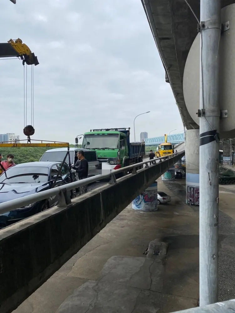 警方連絡拖吊車到場將事故車吊離。讀者提供