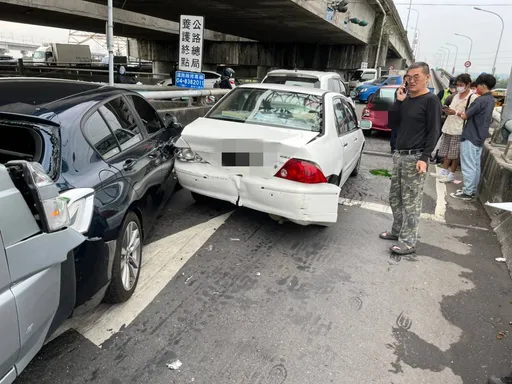 下匝道煞車踩不到！　台74砂石車一路追撞6車釀3傷