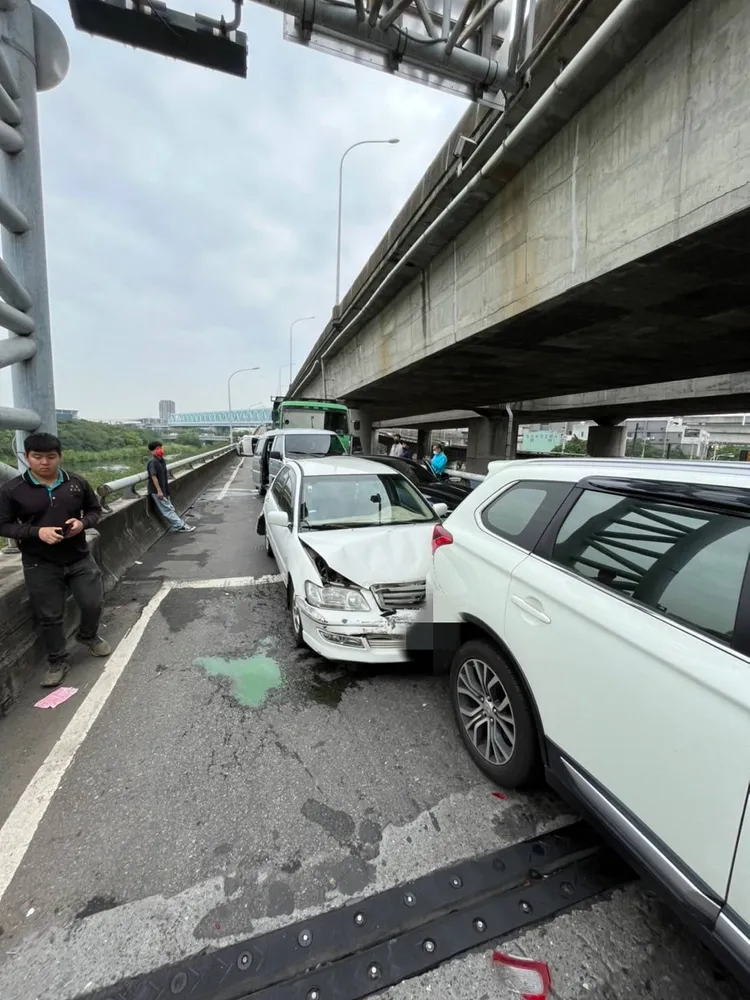 砂石車下匝道煞車失靈追撞前方6 車。讀者提供