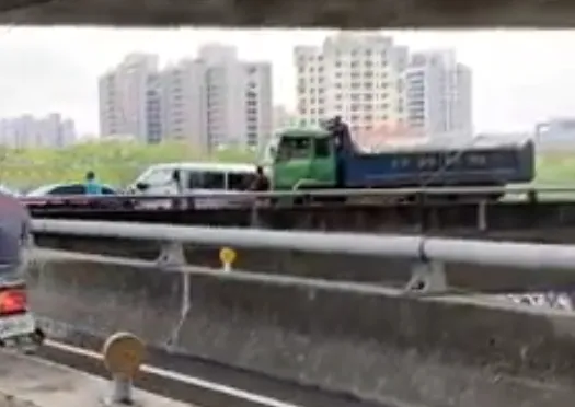 砂石車下匝道煞車失靈，追撞前方6車。翻攝臉書社團烏日大小事