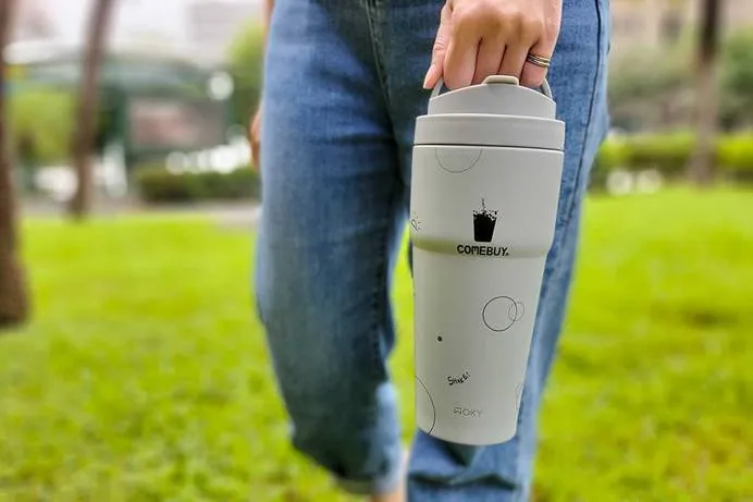 瓶蓋上方加入特別的「隱藏式提手」設計。業者提供