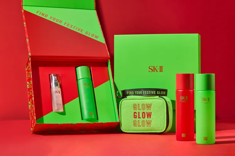 消費滿6800元，會加贈的綻放真我隨行化妝包。品牌提供