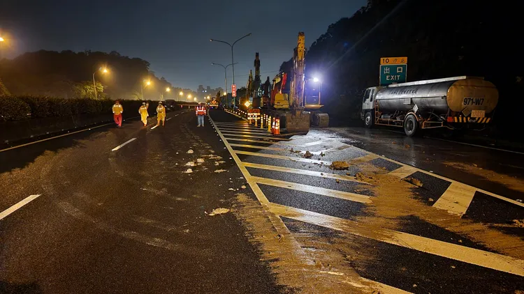 國一南下汐止段全線封閉。黃仲瑜攝