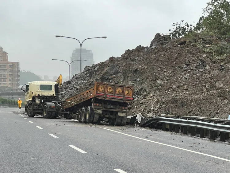 昨天晚間遭坍方土石擊中的砂石車。讀者提供