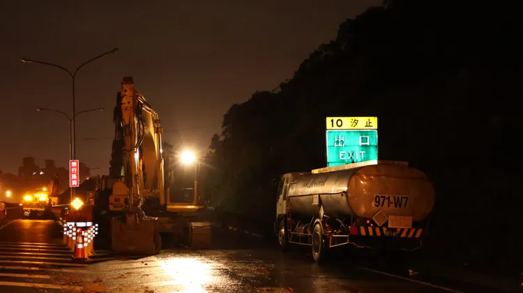 工程車輛停在一旁待命。黃仲瑜攝