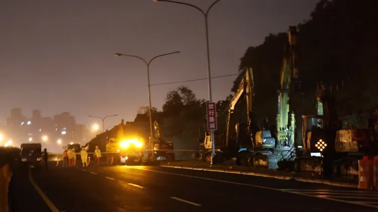 多部怪手都停在旁邊休息，等候早上開始動工。黃仲瑜攝