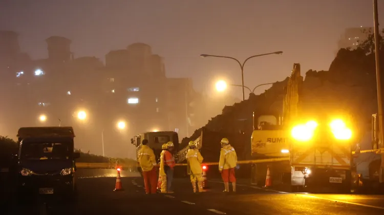 工程人員擔心坍方持續擴大，在場監控中。黃仲瑜攝