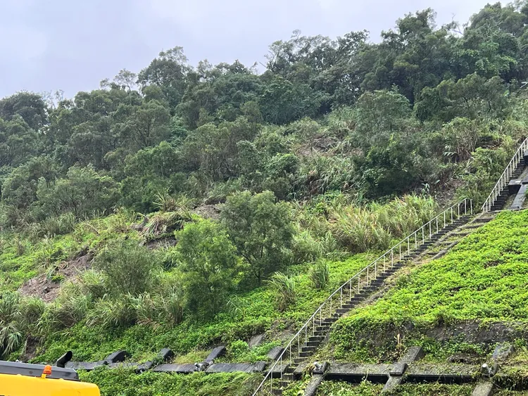 現場邊坡土石崩落狀況。讀者提供