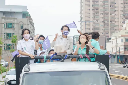 爱奶茶甚过可乐！车扫谢票粉丝热情送暖　高虹安妙回「会请助理一起喝」