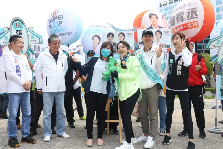 黃珊珊率小雞進行「偉大市民向前騎」活動。彭欣偉攝