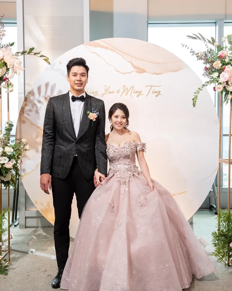 盧敬堯和老婆甜蜜結婚。