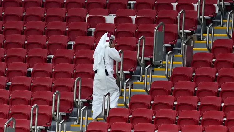 卡達世界盃工作人員巡視球場座位。美聯社
