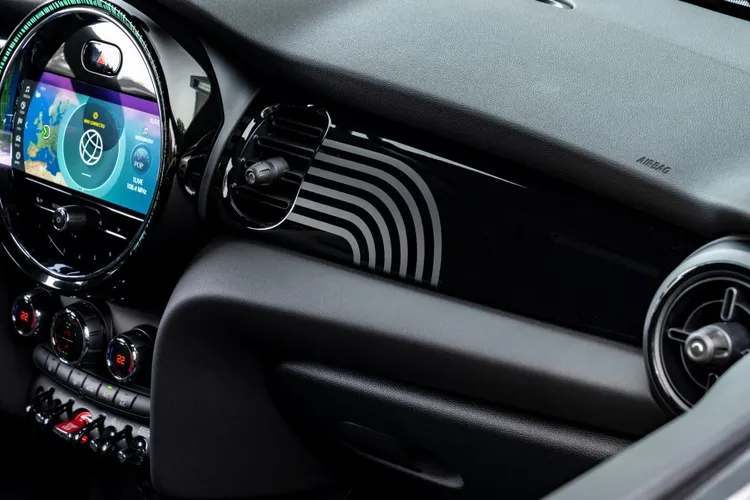 前方副駕駛座內裝飾板專屬的低調彩虹意象。業者提供