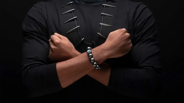 黑豹收藏手環，售價2580元；收藏項鍊售價3180元。新光影城提供