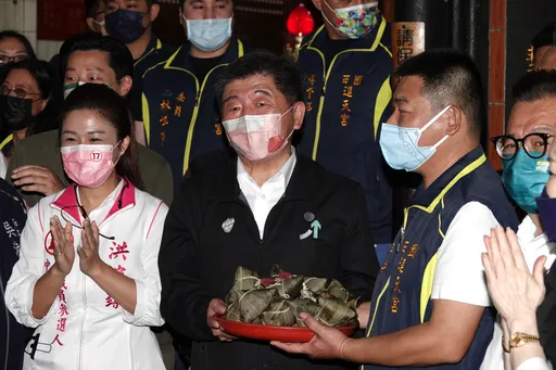 黃珊珊送「書」秀政績 陳時中不怕「輸」:不用迷信