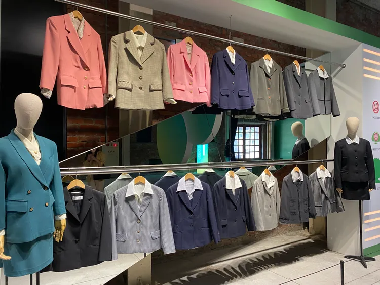 國泰每3年換一次制服。林巧雁攝