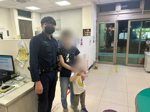 5歲男童大哭:「媽媽不見了!」 暖警安撫詢問才知道原來是這樣