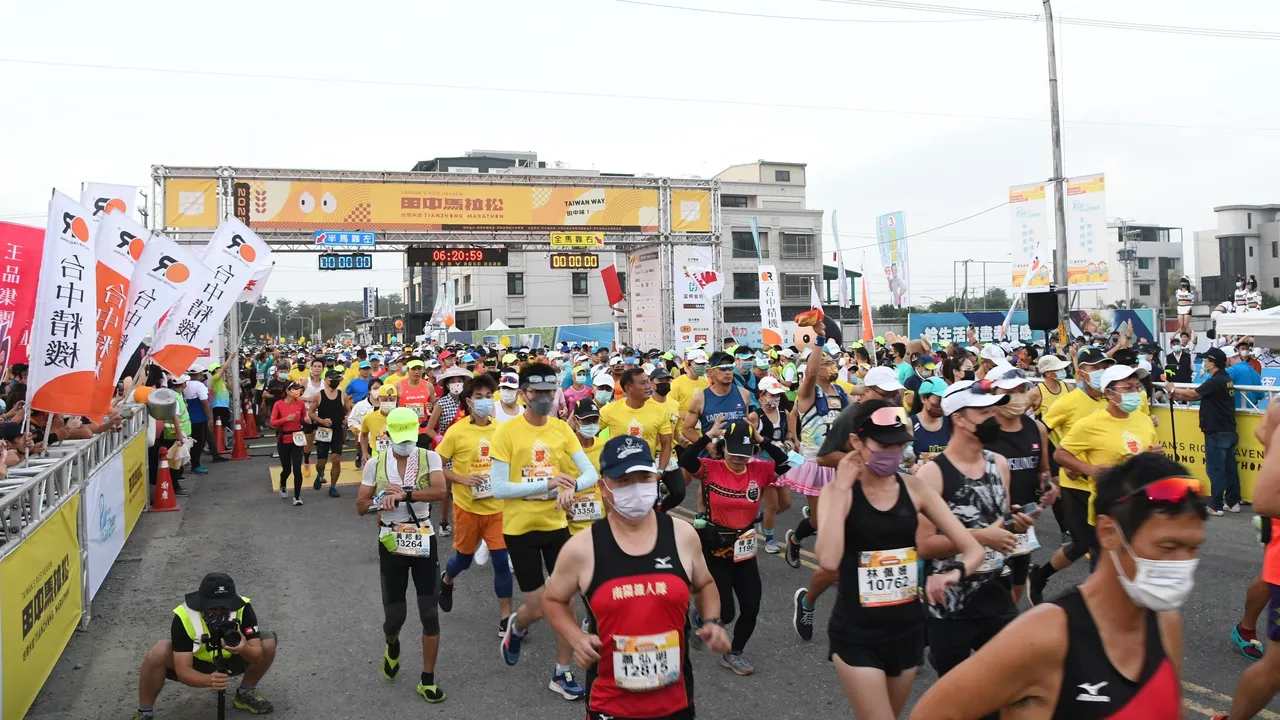田中馬3組別共1萬6800人報名,但經彰化縣消防局統計,今早現場人數逾3萬人。民眾提供