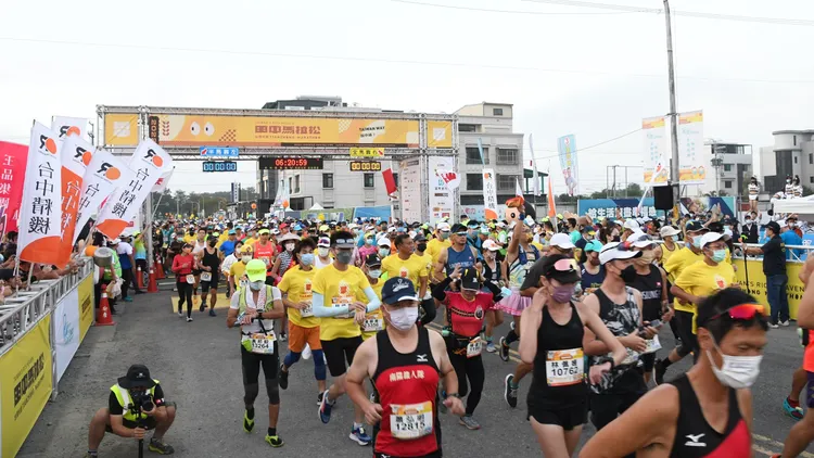 田中馬3組別共1萬6800人報名，但經彰化縣消防局統計，今早現場人數逾3萬人。民眾提供