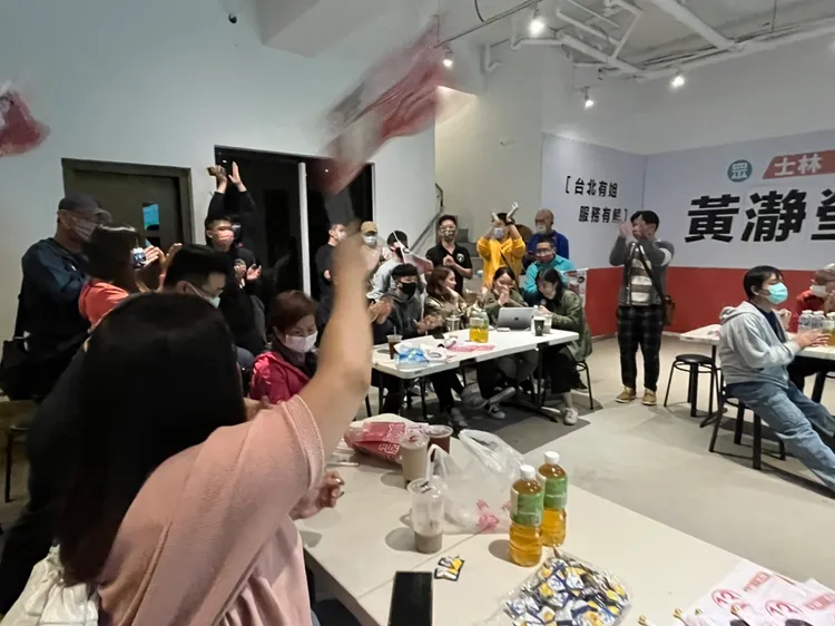 支持者得知得票數高居領先第一位，紛紛到競總恭賀黃瀞瑩當選。楊明峰攝