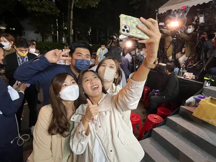 黃瀞瑩與支持者合照。楊明峰攝