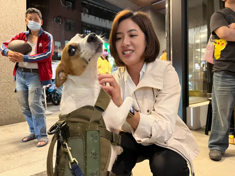 黃瀞瑩在競總與狗嬉戲。楊明峰攝