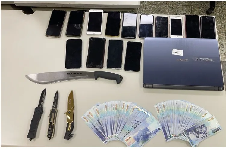警方查扣手機、筆電及開山刀等證物。警方提供
