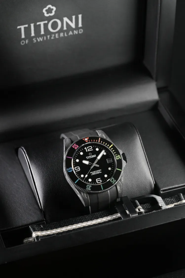 Seascoper Carbon-tech彩虹潛水錶，9萬9000元。品牌提供