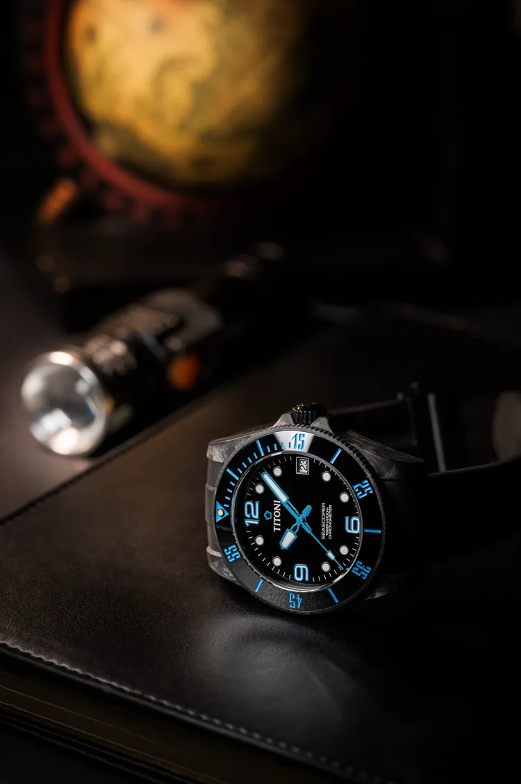 Seascoper Carbon-tech漩渦藍潛水錶，9萬9000元。品牌提供