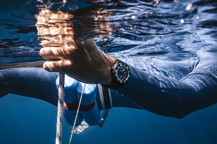 Seascoper Carbon-tech潛水錶錶殼採鍛造碳製作，全錶重量僅100公克。品牌提供