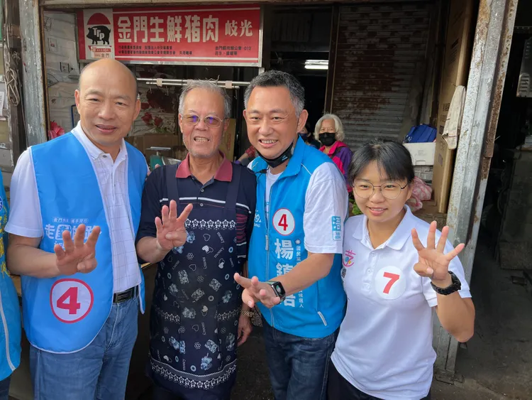 韓國瑜身穿輔選藍色背心，沿途商家及民眾反應熱烈，與韓國瑜、楊鎮浯合照。蔡宇凌攝