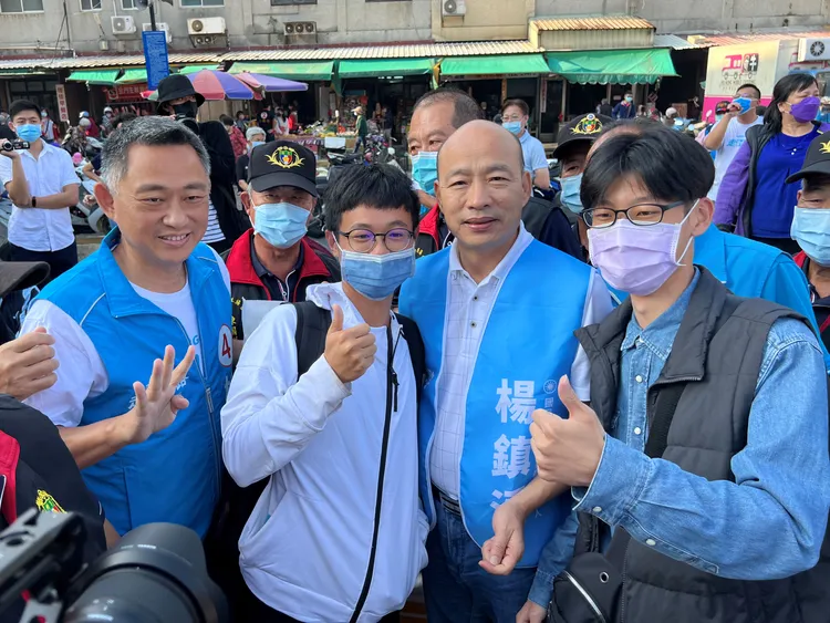 現場民眾也熱情與韓國瑜合照要簽名。蔡宇凌攝