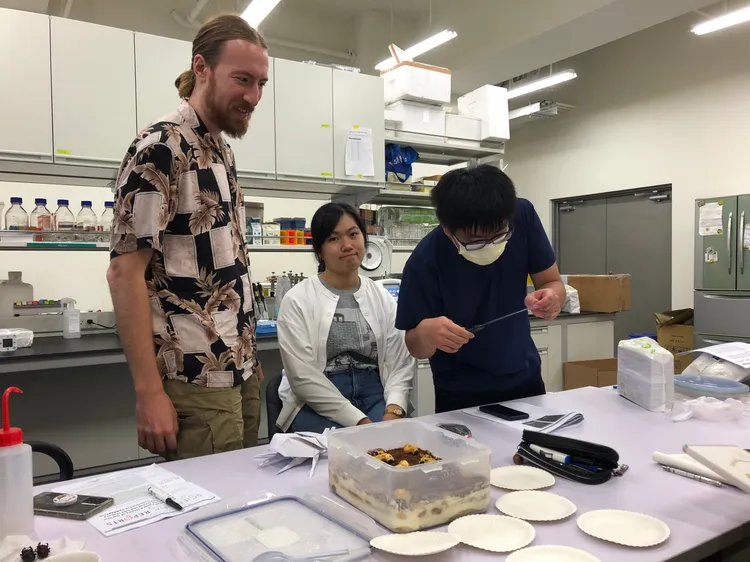 薛馬坦教學別出心裁，課程生動有創意頗受學生好評。翻攝畫面