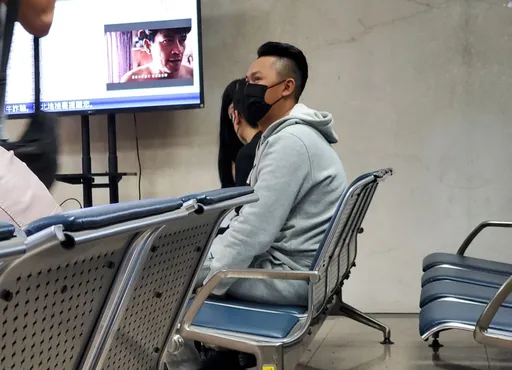 行政院旁競速害單親父枉死！屁孩襲警被開2槍出院了　跛腳出庭遭羈押