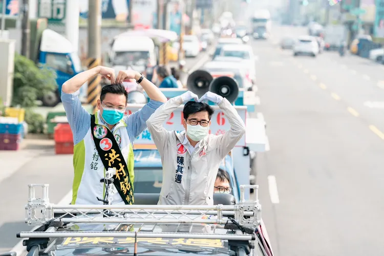 陳其邁今早陪同議員候選人洪村銘車隊掃街拜票。陳辦提供