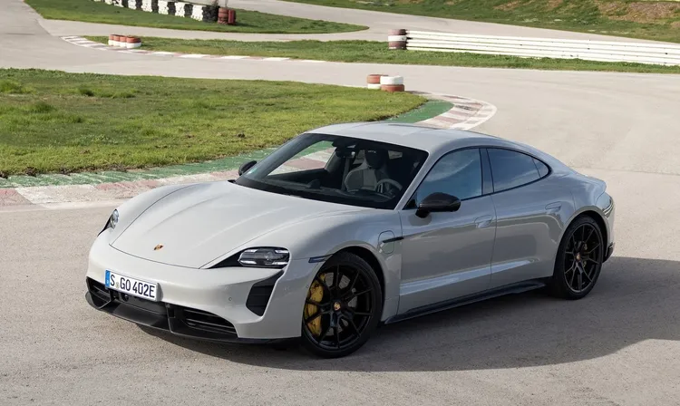 部分保時捷經銷商祭出欲訂購特殊車款者，需另外配車購買Taycan等一般車型。原廠提供
