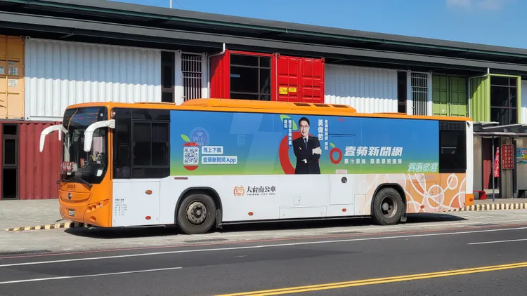 橘13、14公車行經高速公路是非常快捷的公車。劉榮輝攝