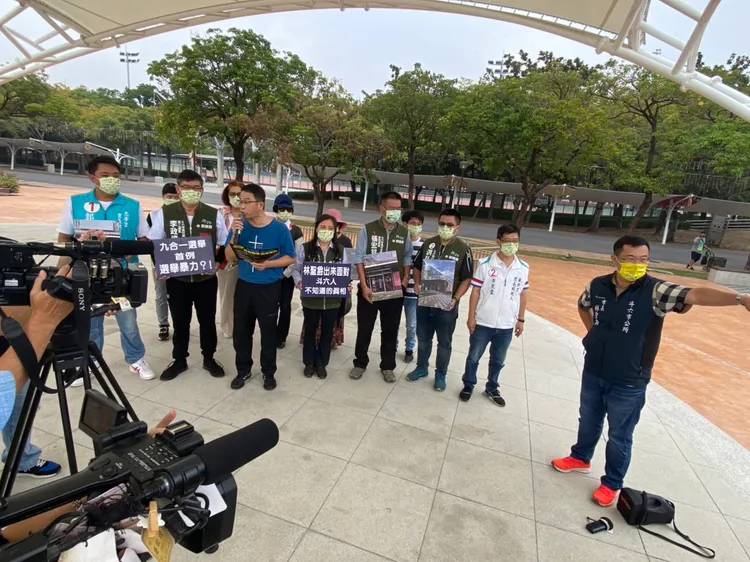 斗六市長林聖爵（左一）到場直球對決指控。民眾提供