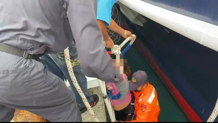 海巡協助將落海女子拉回港口岸際。第一三岸巡隊提供