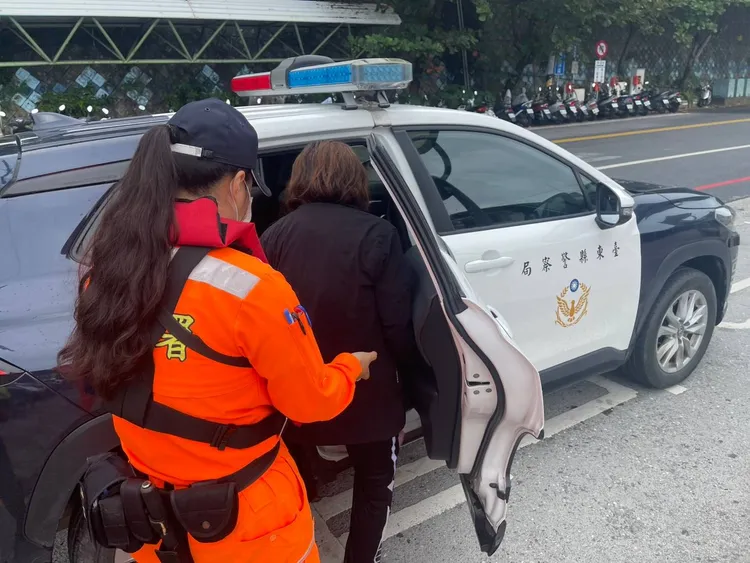 警方護送落海女子回家。第一三岸巡隊提供