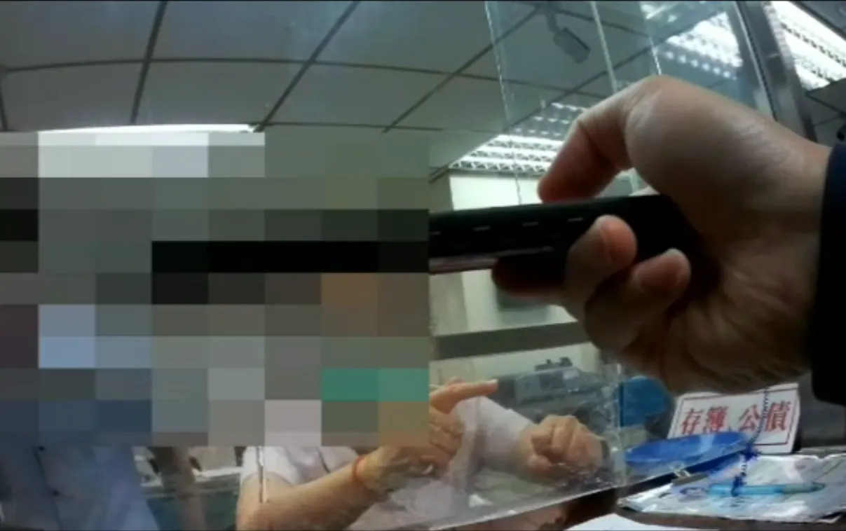 警員檢視婦人手機對話,發現德國人用簡體字對話,戳破詐騙慣用手法。讀者提供